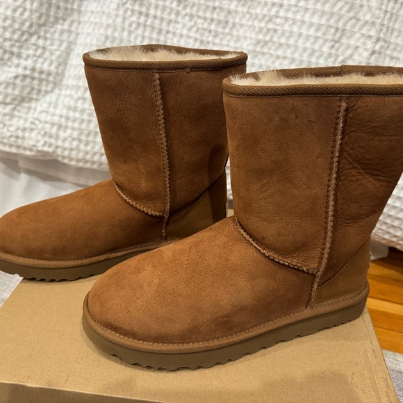 Ugg Classic Short Boots Size 9 - Picture 3 of 11